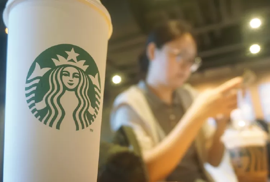 炒股配资交流 星巴克为咖啡师试点生成式 AI 虚拟助手